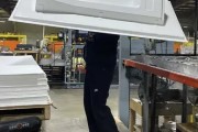 支持数百种颗粒、丝材打印，3D Systems增减材一体挤出3D打印机 Titan